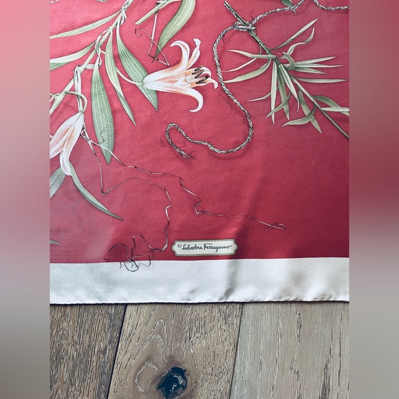 SALVATORE FERRAGAMO “Charming Lillies” 100% Silk Scarf Rose/Ivory, 33x34 Italian - Picture 2 of 13